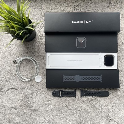 Apple Watch Series 6 Nike 44 Aluminiumgehäuse mit Pure Platinum, OVP, Ladekabel