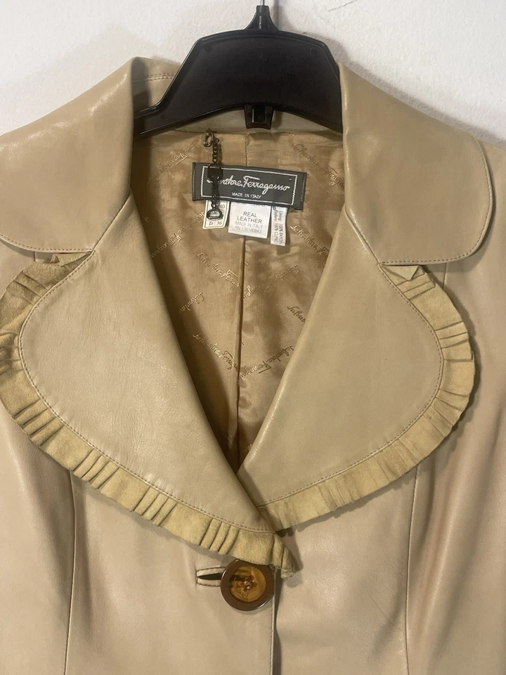 Chaqueta de cuero Salvatore Ferragamo beige para mujer IT40 US6 plisada espalda Italia Foto 3 de 4