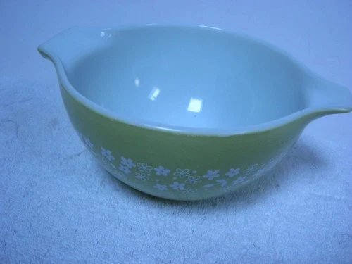 Vintage Pyrex Spring Blossom Cinderella Bowl 442 750 ml. Beautiful, Must See
