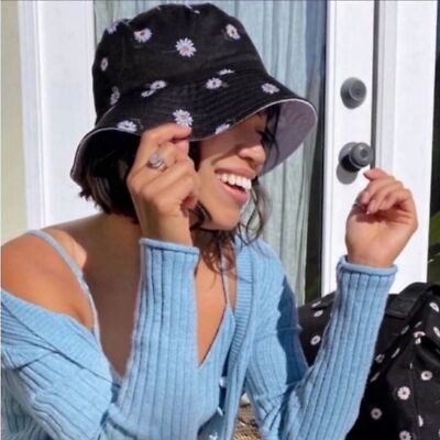 Alice & Olivia Daisy Reversible Bucket Hat New with Tags | eBay display picture 1
