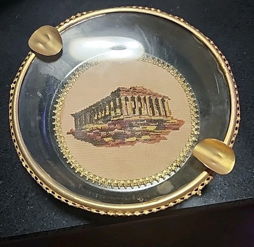 Vintage Petit Point griechisches Kolosseum Design Aschenbecher mit Glasplatte Messingrand. - Bild 2 von 4