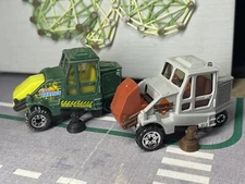 Matchbox 1999 2 x Mbx Street Cleaner (Superman) Metropolis