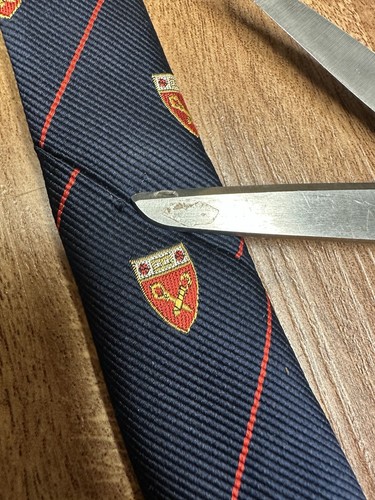 Corbata de seda The Varsity Shop azul marino con escudo Oxford - Imagen 4 de 4