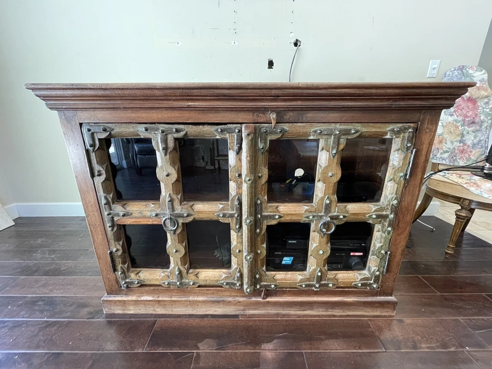 Consola rústica personalizada con 2 armarios de cristal  Foto 3 de 4