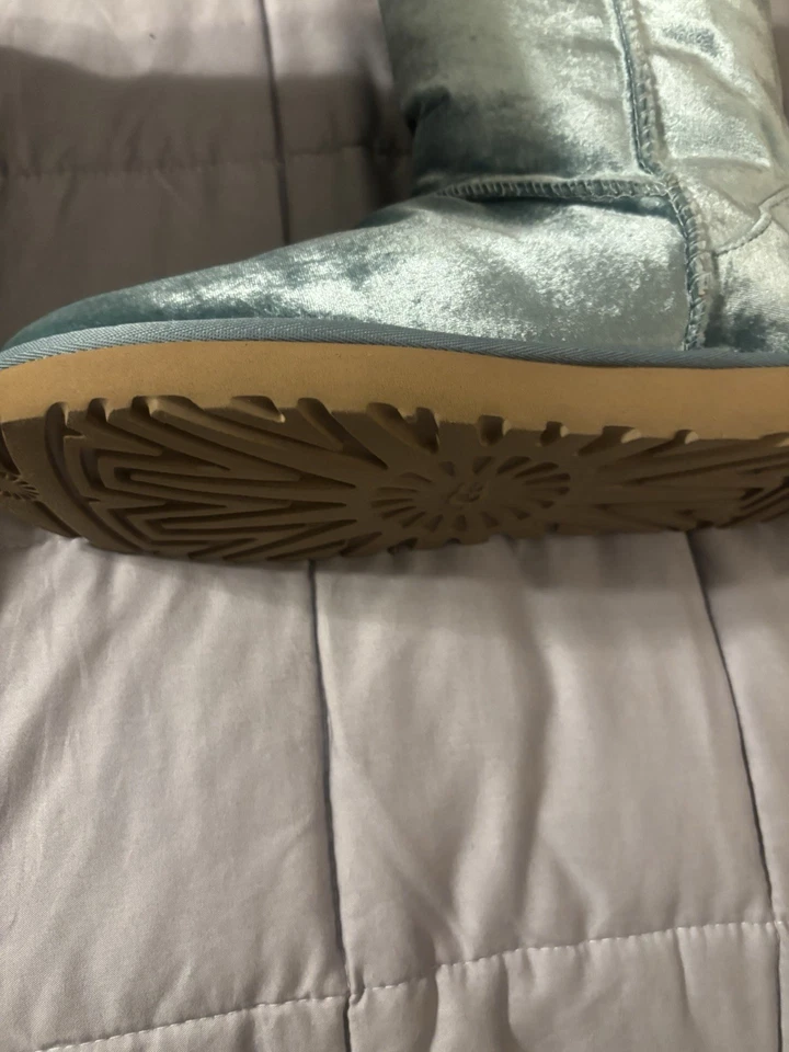 Women’s VELVET Uggs light Aqua Size 10 - Image 3 of 4