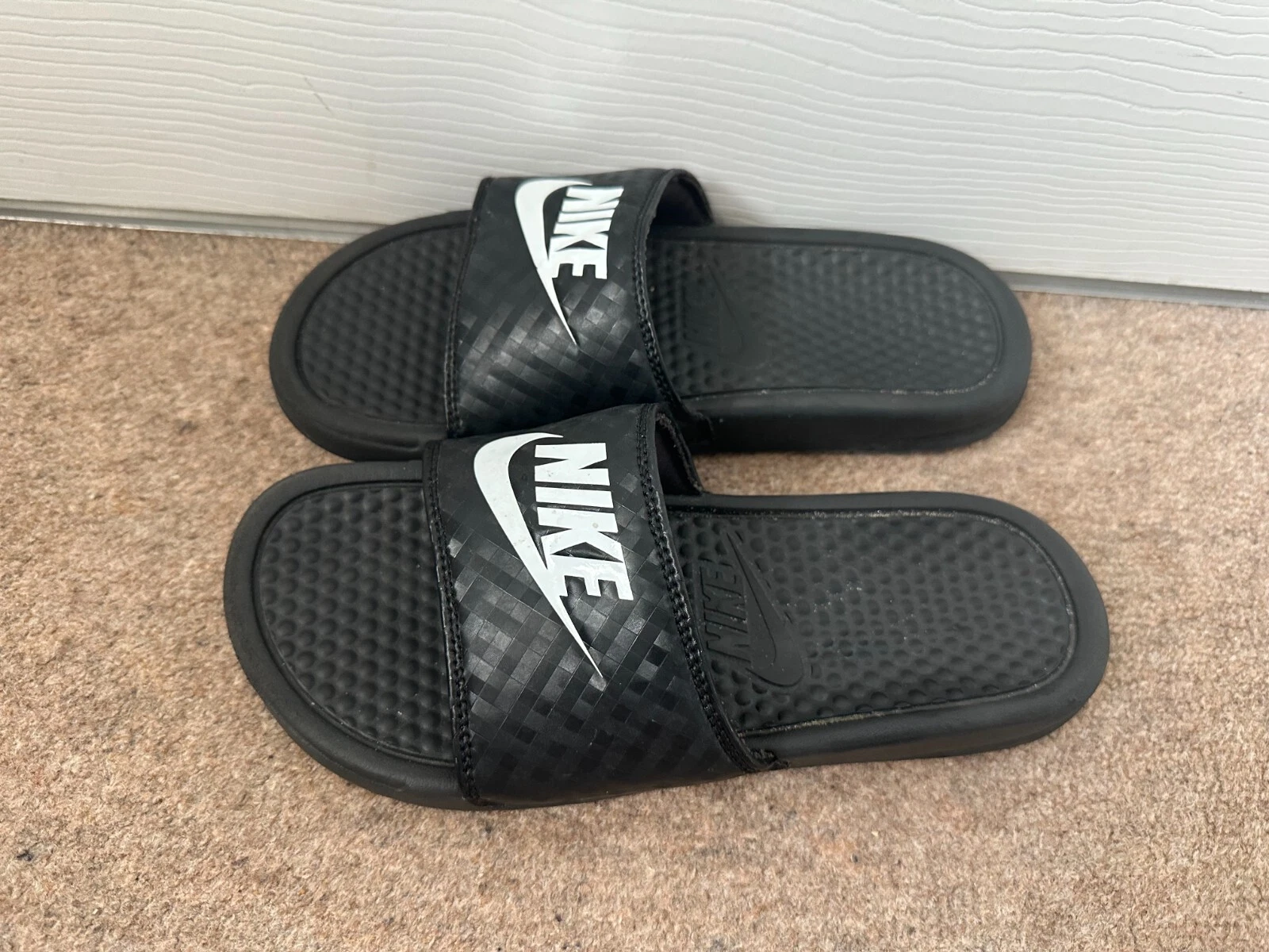 Nike Benassi Slides nere UK 4 5