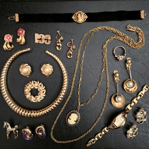 Bulk Lot VTG Estate Gold Costume Jewelry 20pc Cameo Charms Bold 90s Signed Avon