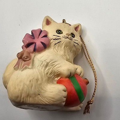 Cat Figurine Christmas Ornament With Bow & Ball Tom Wat 1989 Holiday Decor Vinta