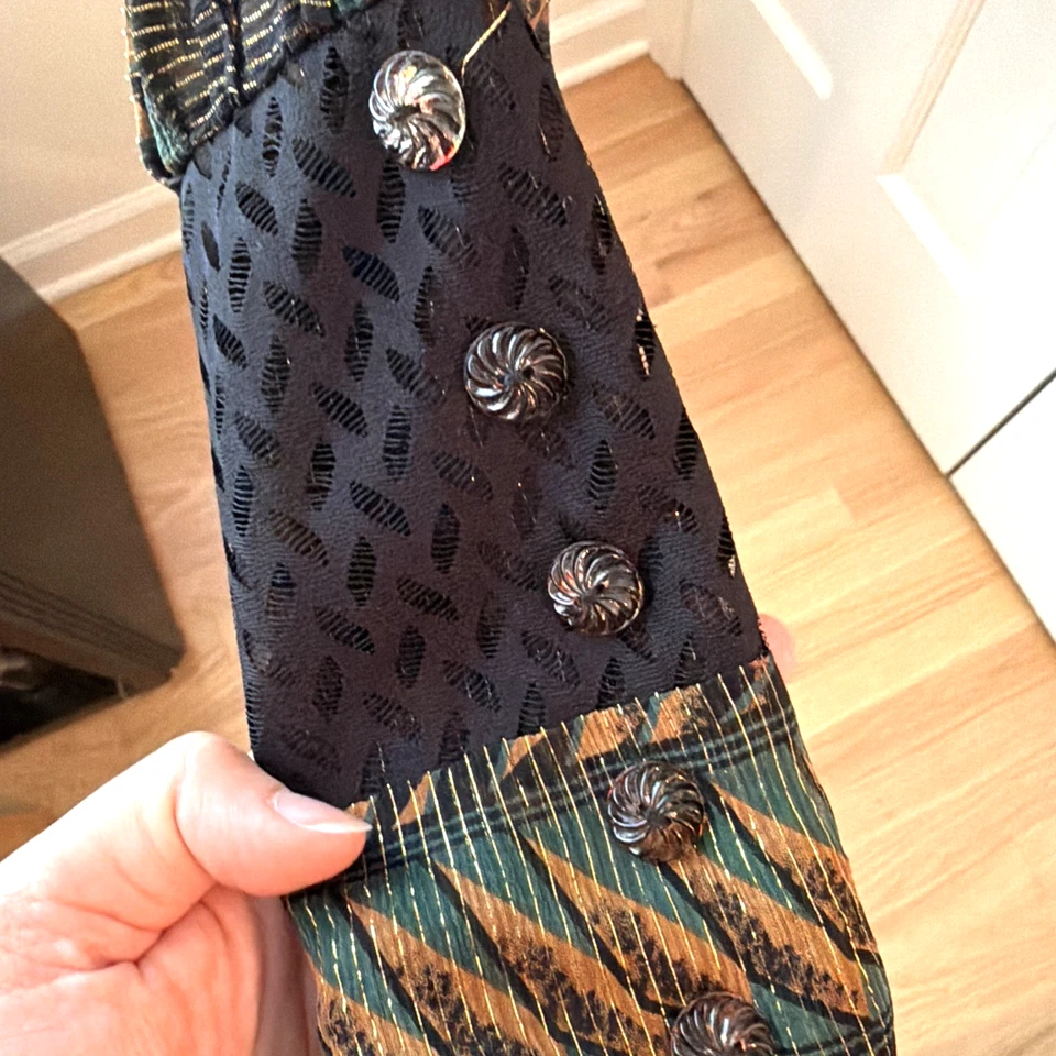 Blusa Anna Sui listrada preta e marrom metálica com gravata - Feminina G - Imagem 3 de 4