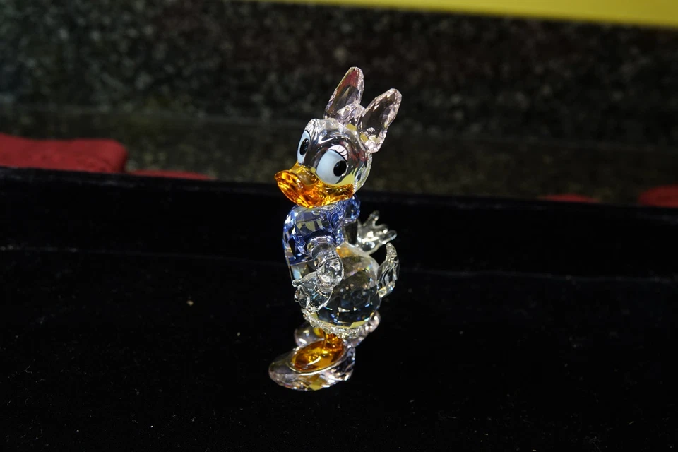 Swarovski Disney Daisy Duck (5115334) - Image 4 of 4