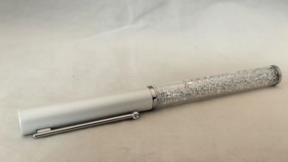 Bolígrafo cristalino SWAROVSKI blanco con cristales transparentes, caja y bolsa Foto 3 de 4