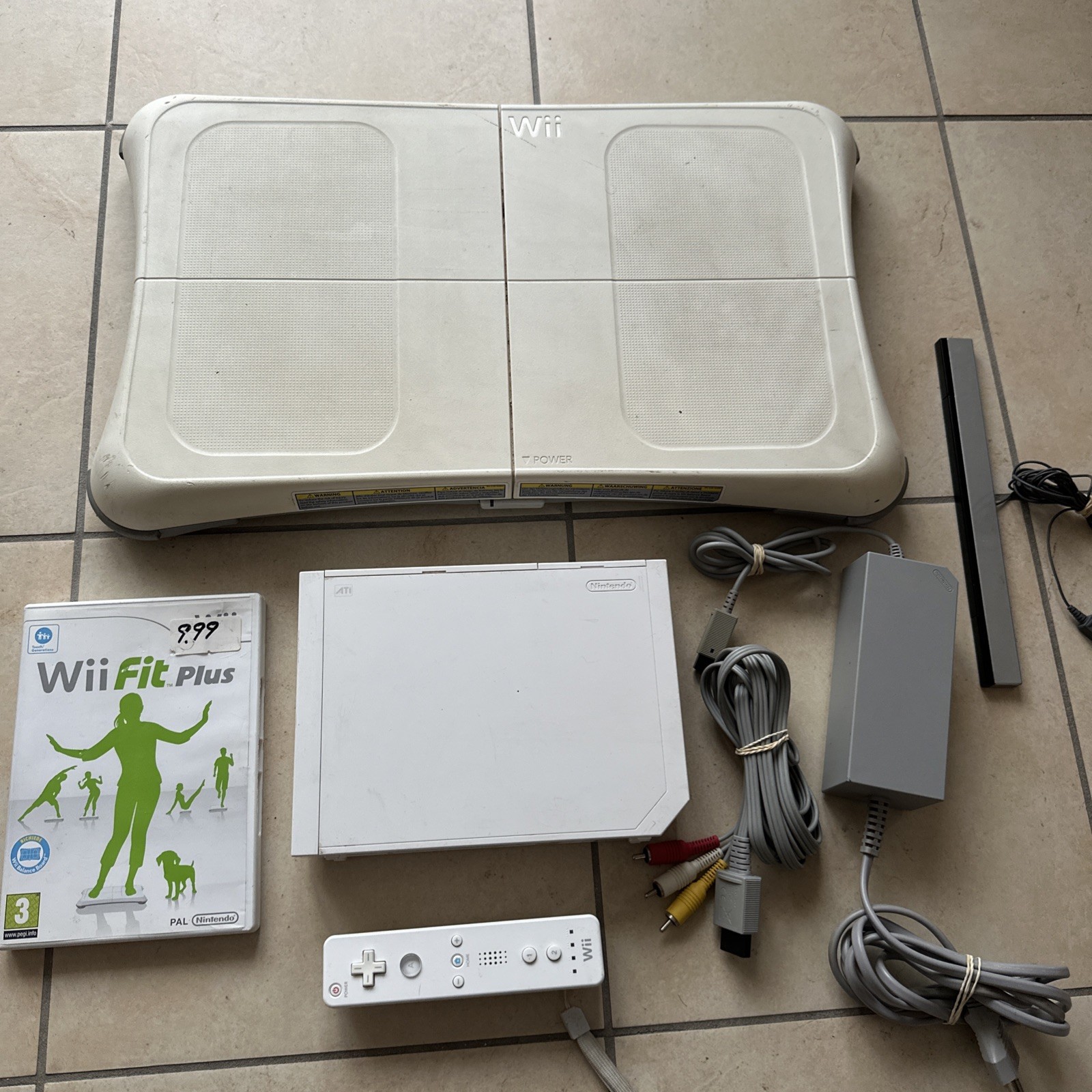 Console Nintendo Wii Blanche + Manette + Balance Board+ Câbles +Jeu Wii Fit Plus
