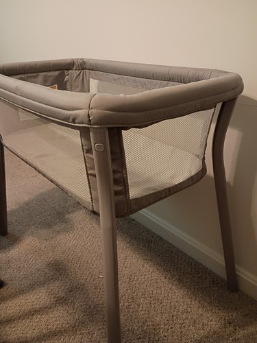 Chicco LullaGo Anywhere SE Bassinet in gray with crib sheets. Excellent