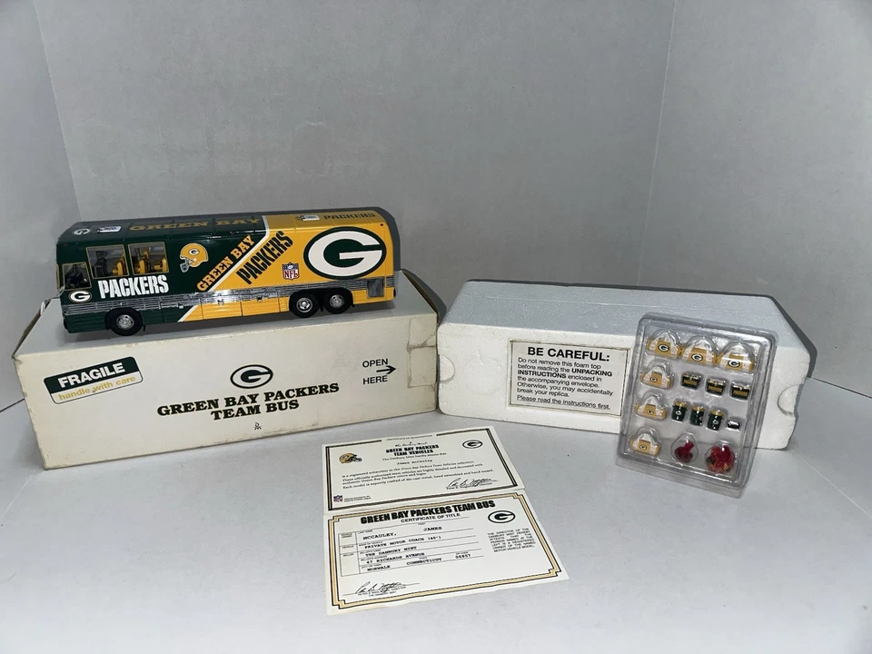 DANBURY MINT NFL TEAM DIECAST BUS GREEN BAY PACKERS BOX EQUIPMENT/BALLS/COOLERS - Image 2 of 4