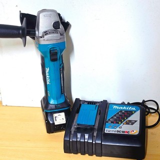 Amoladora angular inalámbrica Makita DGA452 (4 1/2") viene con batería y cargador de 3AH