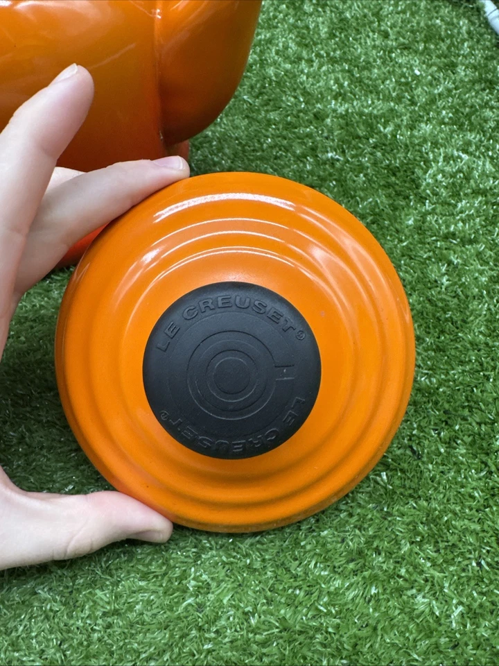 Tetera Le Creuset de acero esmaltado 2,1 litros/2,2 cuartos naranja.     s2 Foto 2 de 4