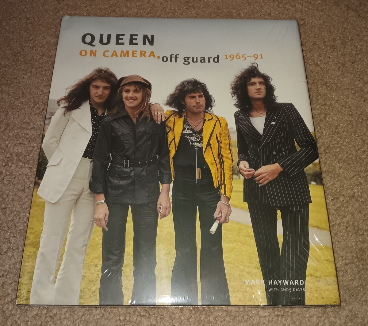 洋書 QUEEN ON CAMERA, off guard Queen: on Camera, off Guard by Mark Hayward (2011, Hardcover