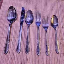 ONEIDA UNKNOWN BUDGET PATTERN 6 PLACE SETTINGS + 2 SERVING SPOONS 32 PIECES