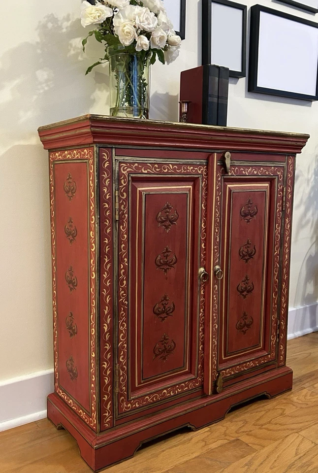 Elegante gabinete artesanal vintage pintado a mano de madera floral rojo y dorado Foto 2 de 4