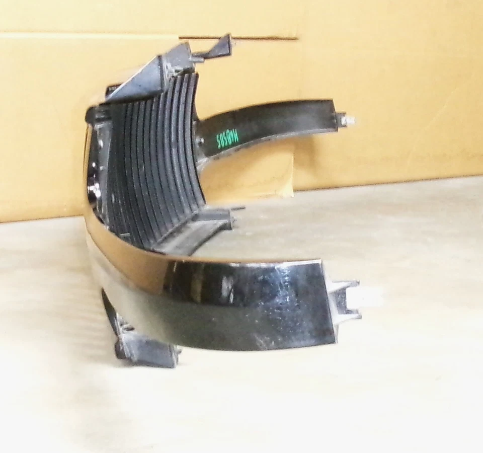 Rejilla de repuesto de un Chevrolet Suburban 1500 2006 Foto 2 de 4