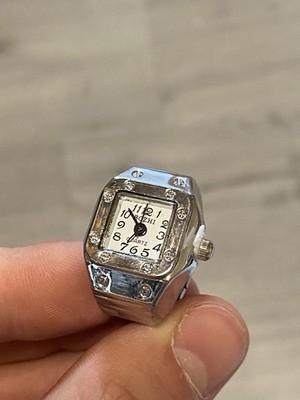 Stilvolles Paar Schmuck Ringe und Uhren mit besonderen Formen und Materialien