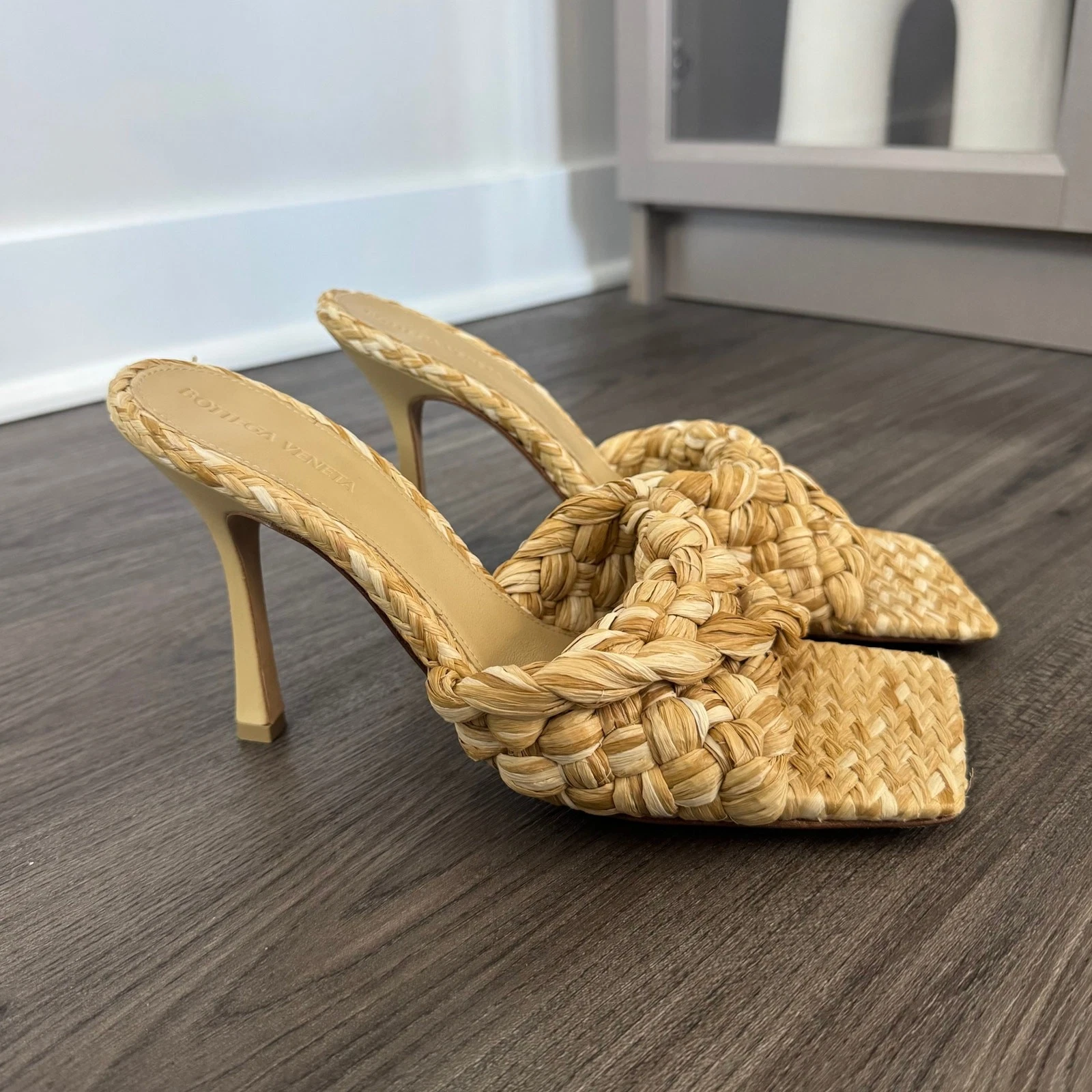 Bottega Veneta — Bottega Veneta Beige Raffia Intrecciato Stretch Heeled Mule Sandal 41 Woven Heel
