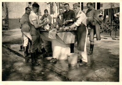 Foto, I.R.6.: Nchr.Zg. DEU 1935: ''Küchenbullen'' bereiten Speck (MB)21312
