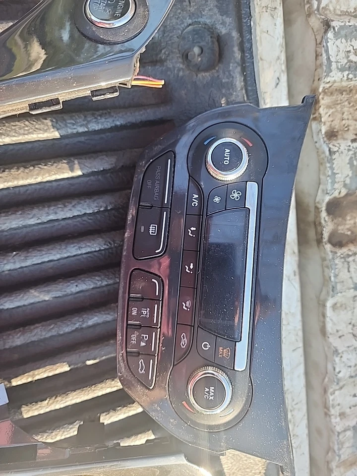 Moldura de controle climático Ford Focus 2012 fabricante de equipamento original, tela de informações e receptor. - Imagem 2 de 4