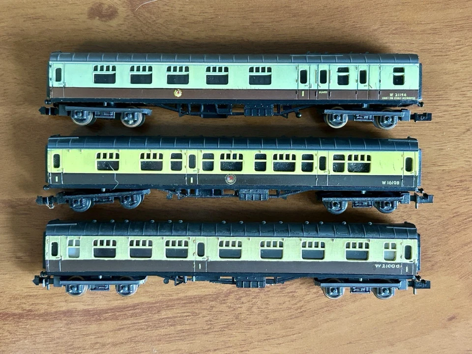 Rake of 3 Minitrix N Gauge Mk1 Coaches in Chocolate & Cream. 2 Comps, 1 Brake - Image 2 of 4