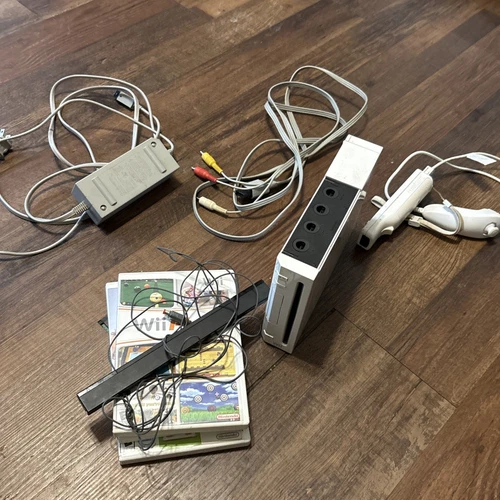 Nintendo Wii White Console RVL-001 With 3 Games WORKS