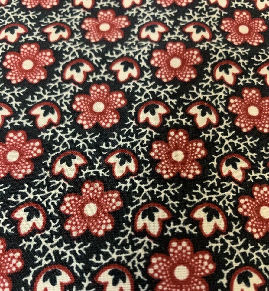 Tela acolchada con estampado floral de Windham granate y flores crema en negro 1 + yardas Foto 3 de 4