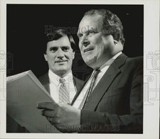 1985 Press Photo Andrew Scibelli and Dr. James Howell at Economics Seminar in MA