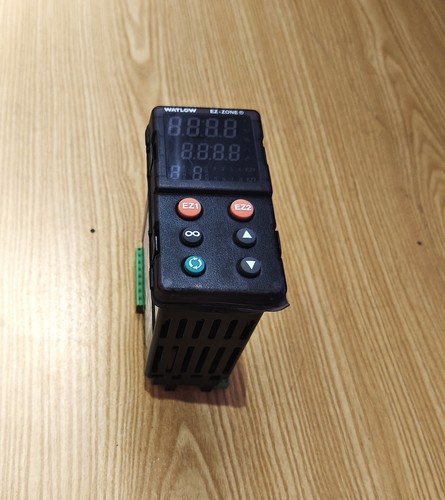 WATLOW PM8C2AK-1RAAFAA EZ-ZONE TEMPERATURE CONTROLLER Slight demage lower corner - Picture 2 of 6