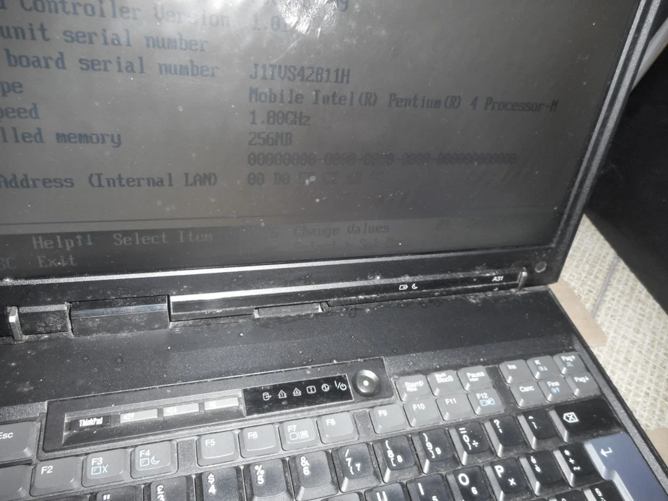 PC portatile Vintage IBM A31 - Pentium 4 - funzionante ma con LCD da sostituire - Immagine 2 di 4