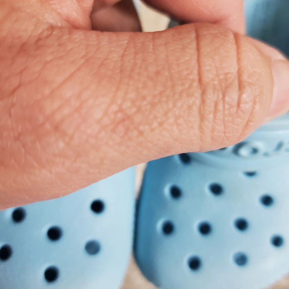 Zuecos Crocs clásicos para niños talla 4 C4 azul goma punta redonda zapatos sin cordones Foto 3 de 4