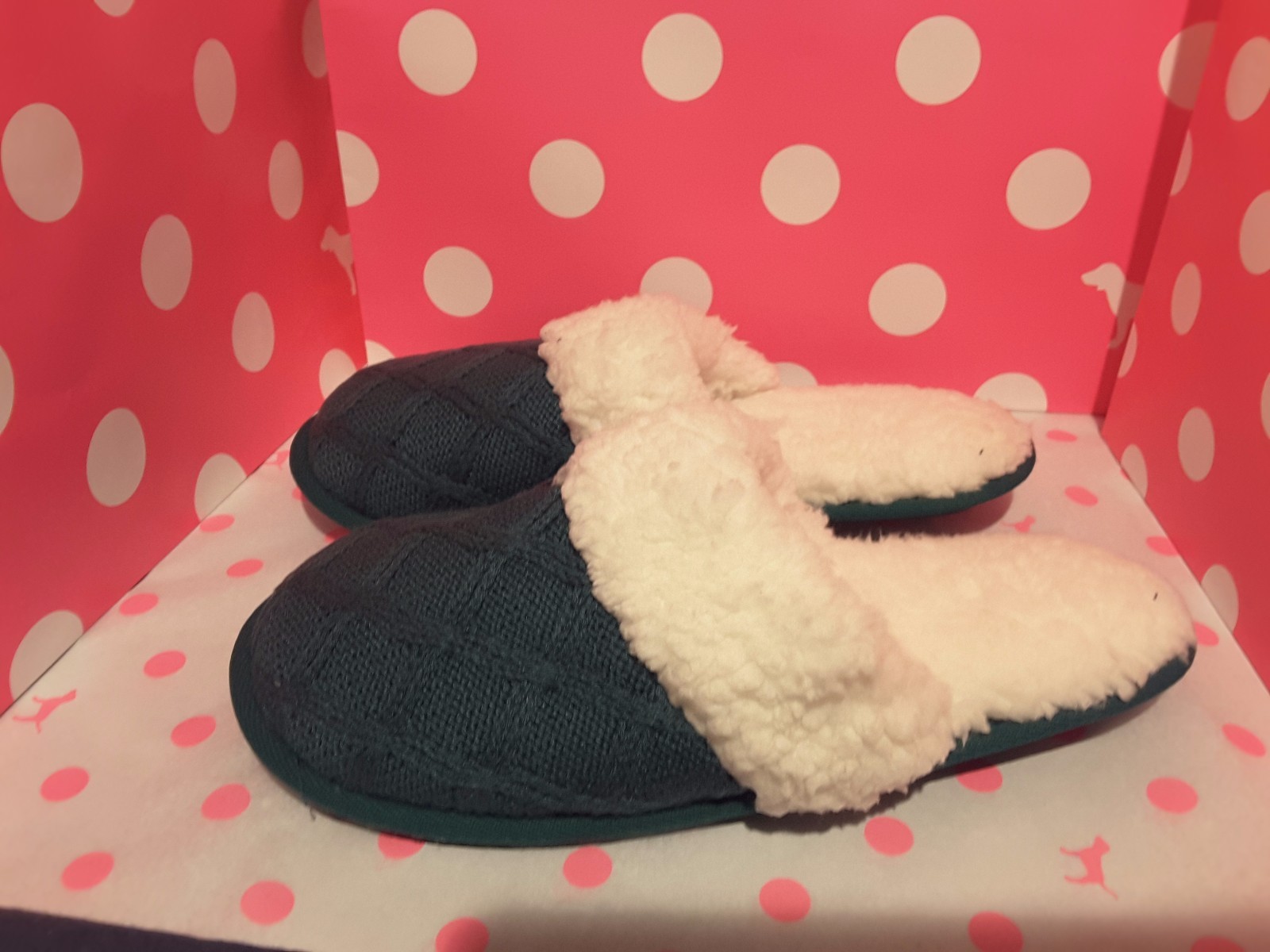 Victoria's Secret Cable knit green/white VS furry Slippers NWT size Medium Victoria's Secret Cable knit green/white VS furry Slippers NWT size Medium