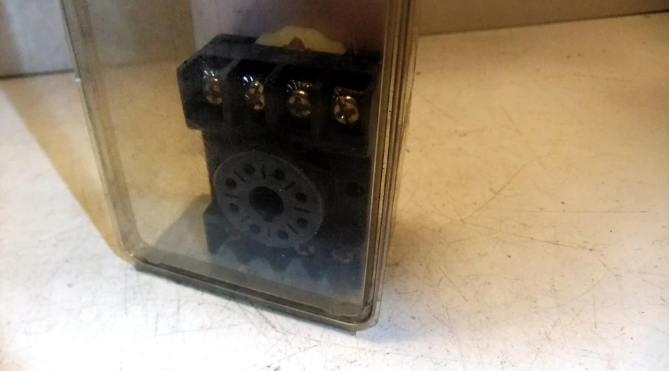 Red Lion 8 Pin Base SKTDIN00 - Image 3 of 3