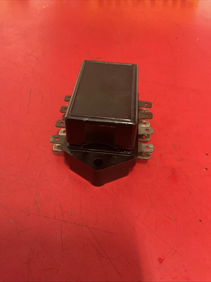 MG MGB MGC ROADSTER OR GT CAR 4 FUSE FUSE BOX AND LID LUCAS 37552 43/72 - Image 3 of 4