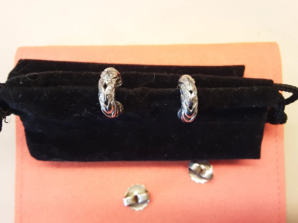 Pendientes de aro pequeños de cadena clásica de diamantes de plata de ley John Hardy Foto 4 de 4