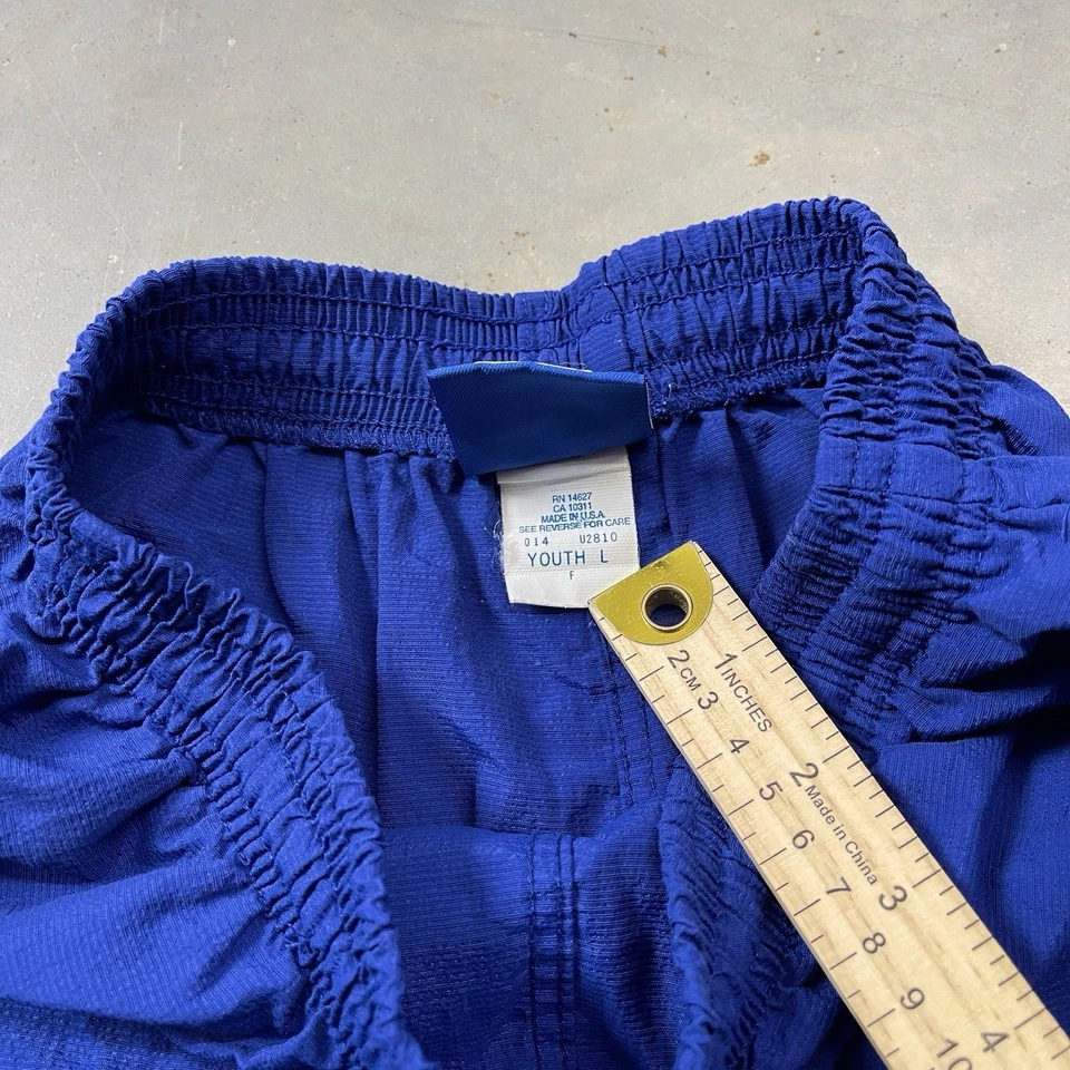 Винтажные нейлоновые шорты Umbro футбол, плавание, синие, молодежные сделано в США - Изображение 4 из 4