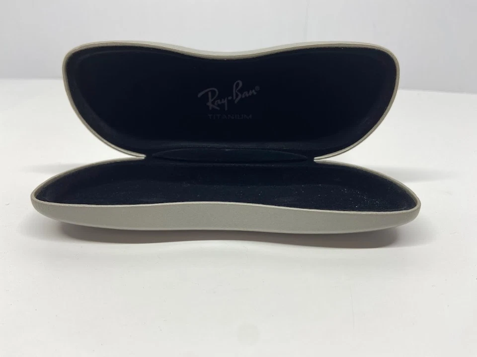 Gafas de sol Ray-Ban gris estuche rígido con cubierta tamaño mediano 2" Foto 2 de 4