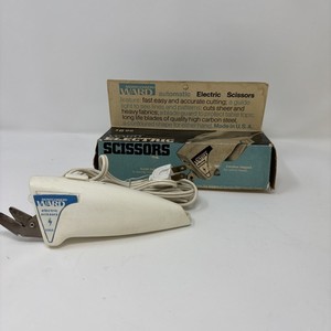VINTAGE MONTGOMERY WARD AUTOMATIC ELECTRIC SCISSORS WITH GUIDE LIGHT 16-6966