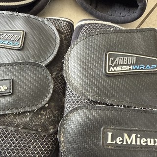 Lemieux Carbon Mesh Brushing Boots. Fronten klein Hinds Medium