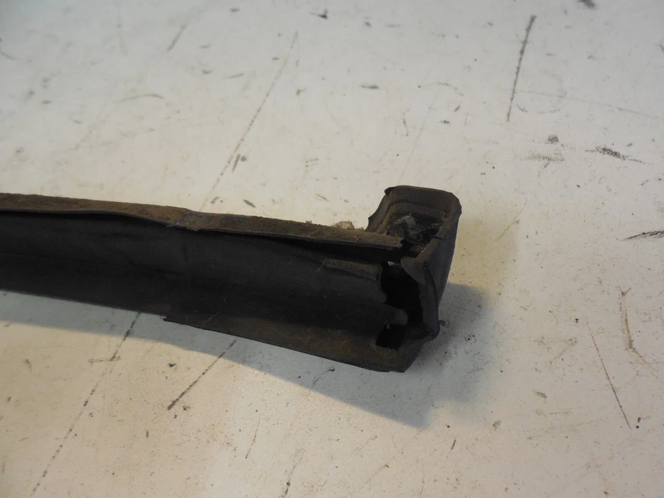 2003 - 2007 Cadillac CTS Right Rear Lower Door Seal Weather stripping 25762382 - Image 2 of 4
