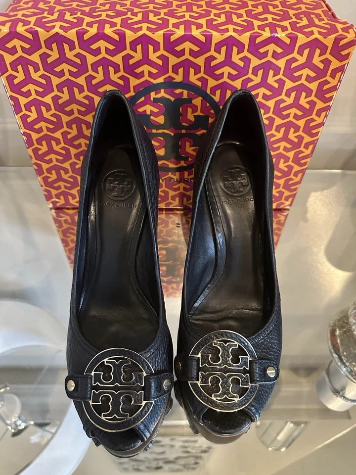Sandalias Tory Burch Amanda de cuero negro con cuña punta abierta 9,5 Foto 2 de 4