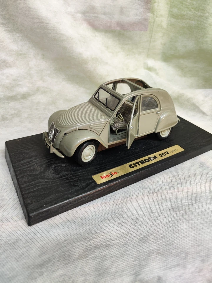 Citroen 2CV del 1952 Maisto sc 1:18 - Immagine 2 di 4