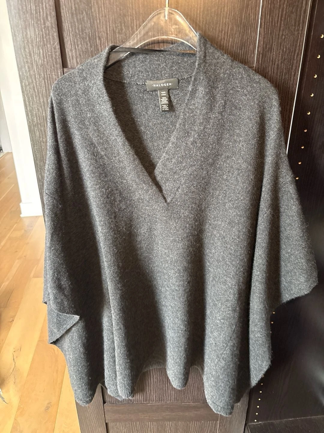 Halogen 100% Cashmere V-Neck Poncho One Size
Opens in a new window or tab