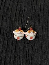 Pendientes colgantes Kawaii Maneki Neko gato de la suerte - joyería con dije de flor roja