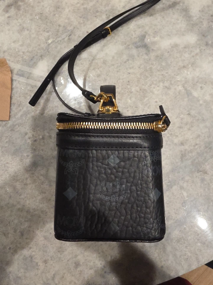 Good quality MCM 2way vanity bag shoulder bag leather  100% authentic - Image 3 of 4