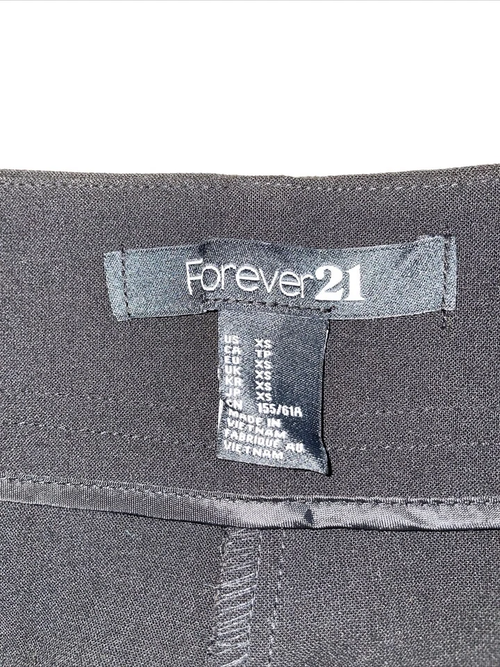 Bermuda Forever 21 feminina preta tamanho XS curta cintura média rayon ouro botões zíper lateral - Imagem 3 de 4